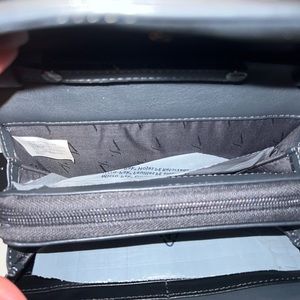 Black Simply Vera Vera shoulder bag. Great for holding phones!!